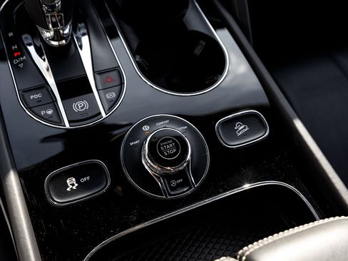 Used 2022 Bentley Bentayga image 36