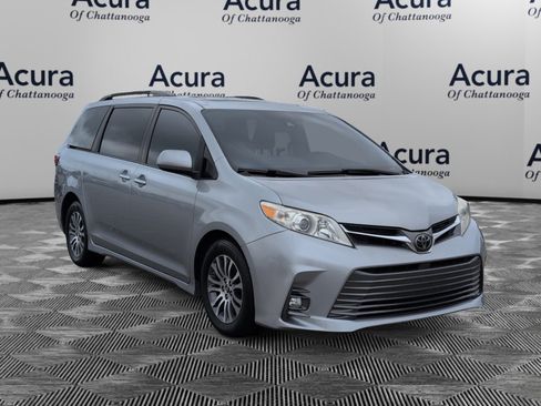 Used 2018 Toyota Sienna XLE image 1
