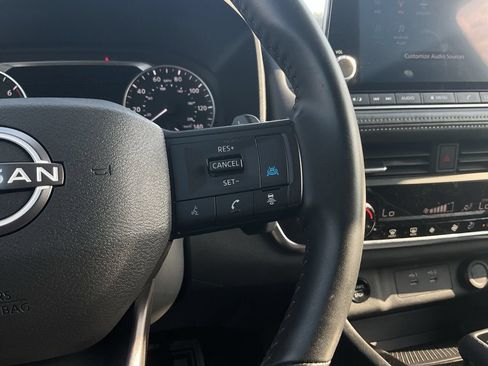 Used 2025 Nissan Rogue SV FWD image 31
