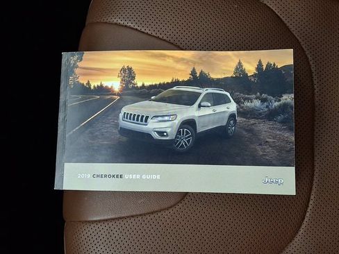 Used 2019 Jeep Cherokee Overland w/ Technology Group AWD/4WD image 27