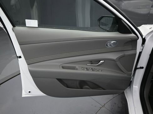 Used 2025 Hyundai Elantra Sport image 12