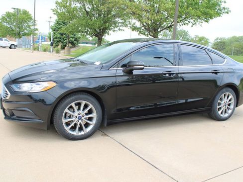 Used 2017 Ford Fusion SE FWD image 16
