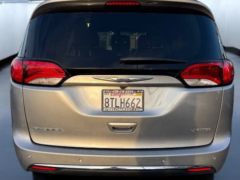 Used 2019 Chrysler Pacifica Limited image 4