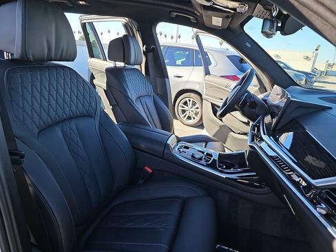 Used 2025 BMW X7 M60i image 10