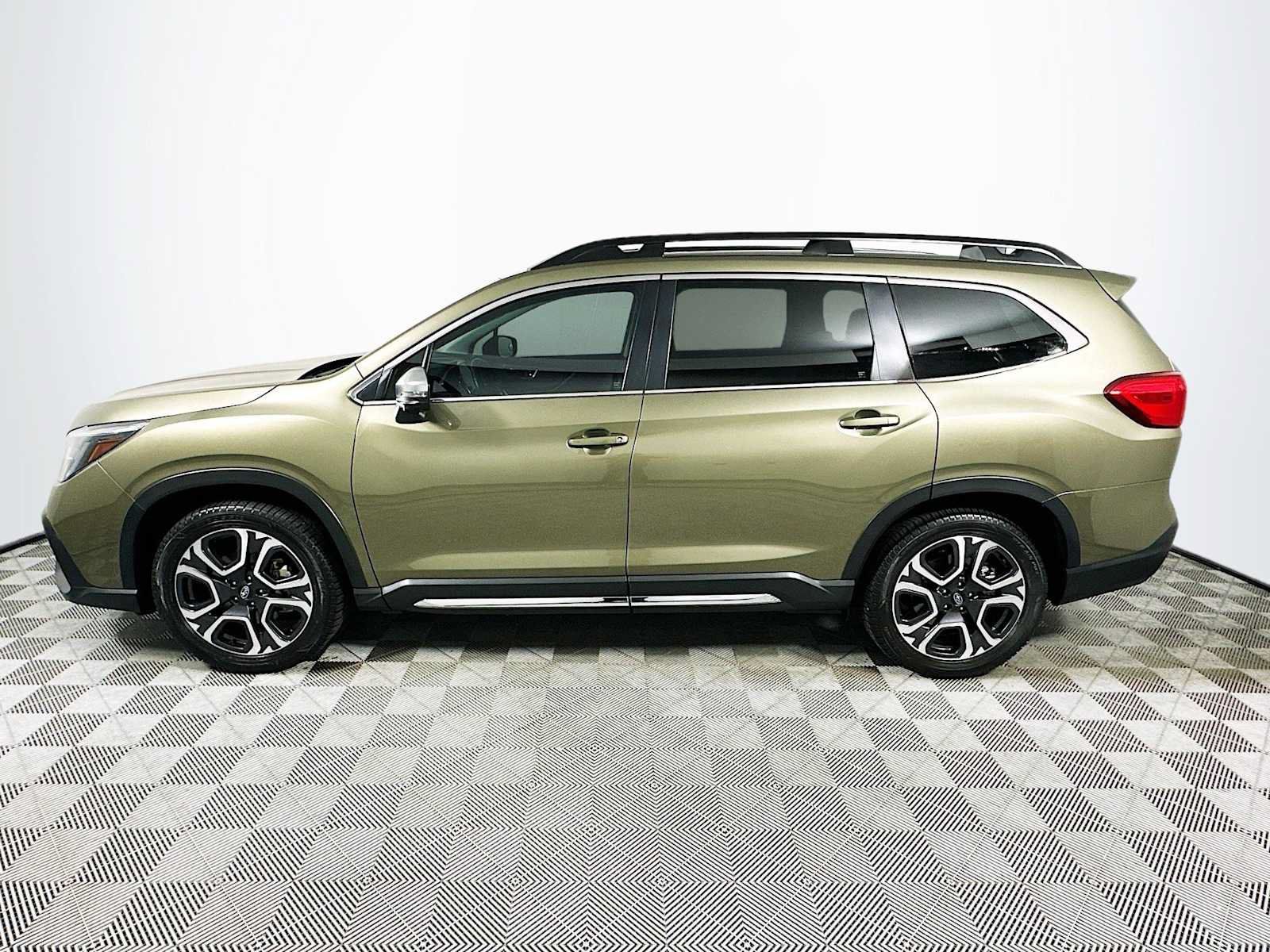 Used 2023 Subaru Ascent Limited w/ Technology Package AWD/4WD image 4