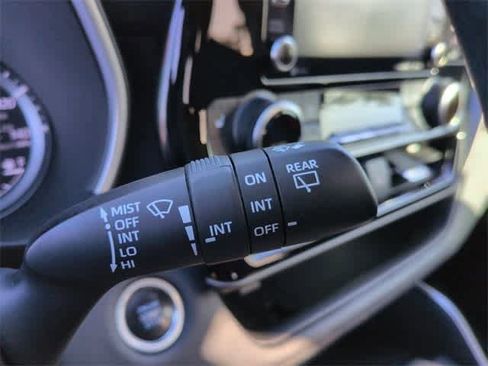 Used 2020 Toyota Highlander XLE image 28