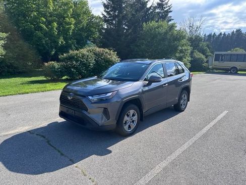 Used 2022 Toyota RAV4 XLE w/ Carpet Mat Package (TMS) AWD/4WD image 7