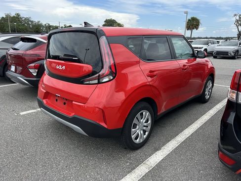 Used 2024 Kia Soul LX FWD image 4