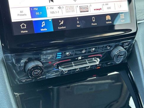 Used 2023 Jeep Grand Cherokee 4WD 4xe w/ Luxury Tech Group II image 18