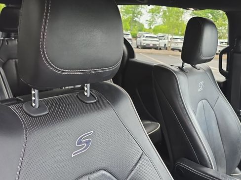 Used 2018 Chrysler Pacifica Limited w/ S Appearance Package FWD image 22