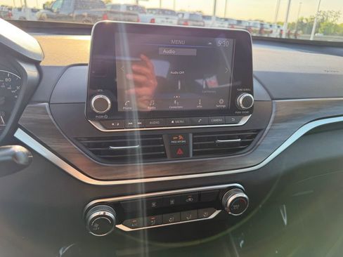 Used 2025 Nissan Altima 2.5 SV image 18