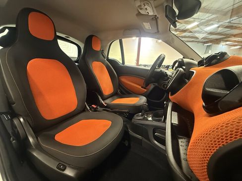 Used 2016 smart fortwo passion RWD image 15