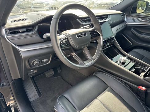 Used 2025 Jeep Grand Cherokee Overland w/ Luxury Tech Group IV AWD/4WD image 18
