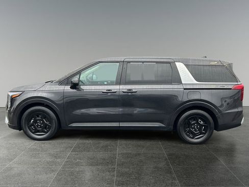 Used 2025 Kia Carnival image 4