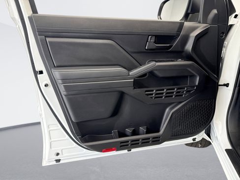 Used 2025 Toyota Tacoma SR image 9