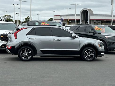 Used 2023 Kia Niro FWD image 3