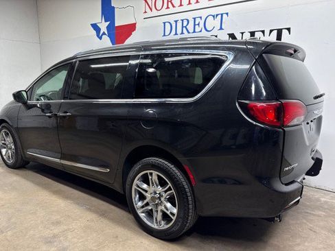 Used 2020 Chrysler Pacifica Touring-L FWD image 13