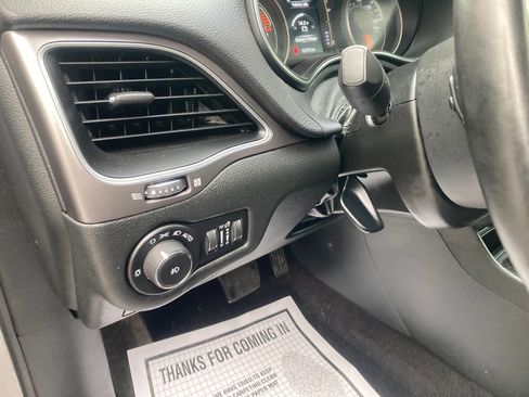 Used 2019 Jeep Cherokee Latitude Plus w/ Cold Weather Group AWD/4WD image 17