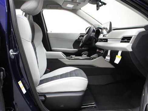 New 2025 Mitsubishi Outlander SE image 18