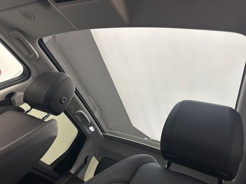 Used 2025 Land Rover Discovery Sport S image 28