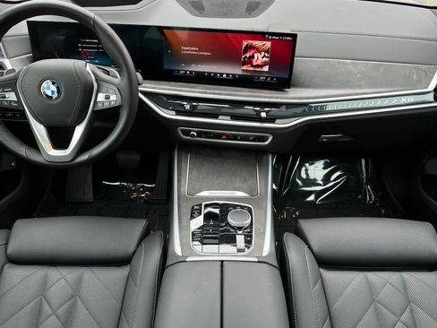 Used 2025 BMW X5 xDrive50e image 3