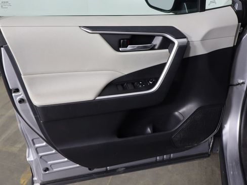 Used 2021 Toyota RAV4 XLE w/ Convenience Package FWD image 19