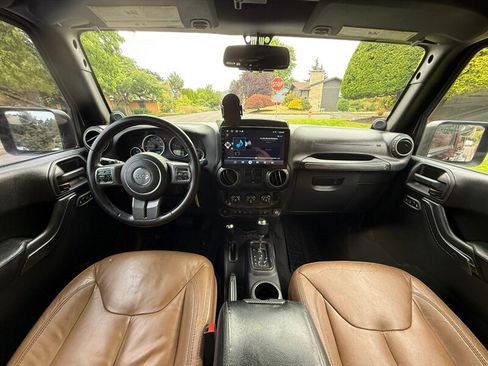 Used 2013 Jeep Wrangler Unlimited Sahara image 19