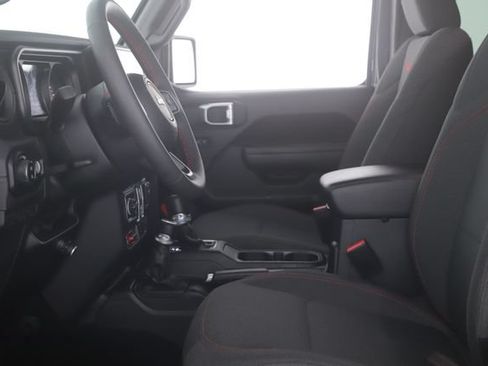 Used 2024 Jeep Gladiator Rubicon w/ Technology Group AWD/4WD image 16