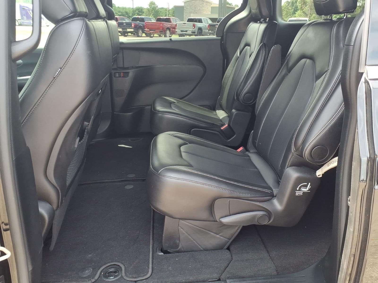 Used 2025 Chrysler Pacifica Select FWD image 4