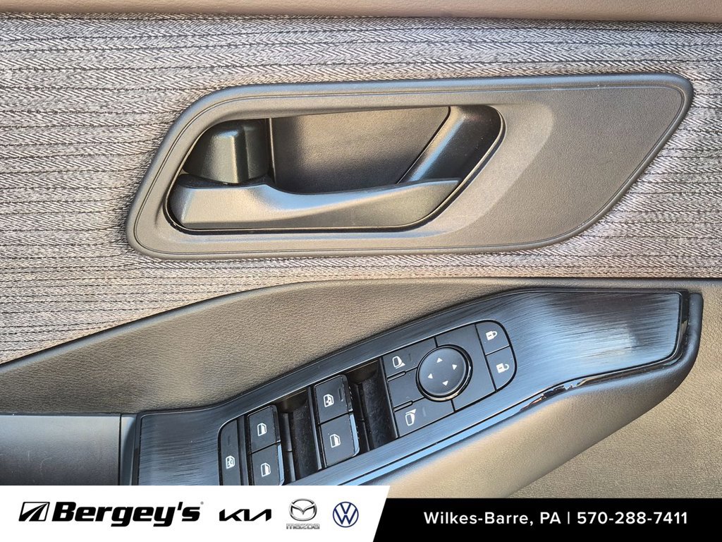 Used 2023 Nissan Rogue S AWD/4WD image 22