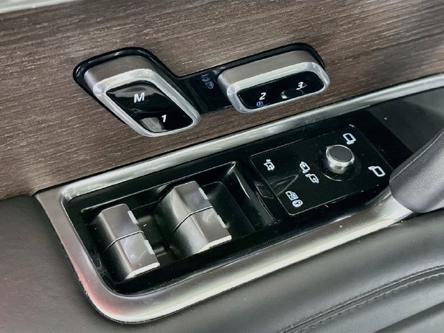Used 2025 Land Rover Range Rover SE AWD/4WD image 19