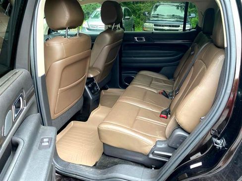 Used 2013 Lincoln MKT AWD image 10