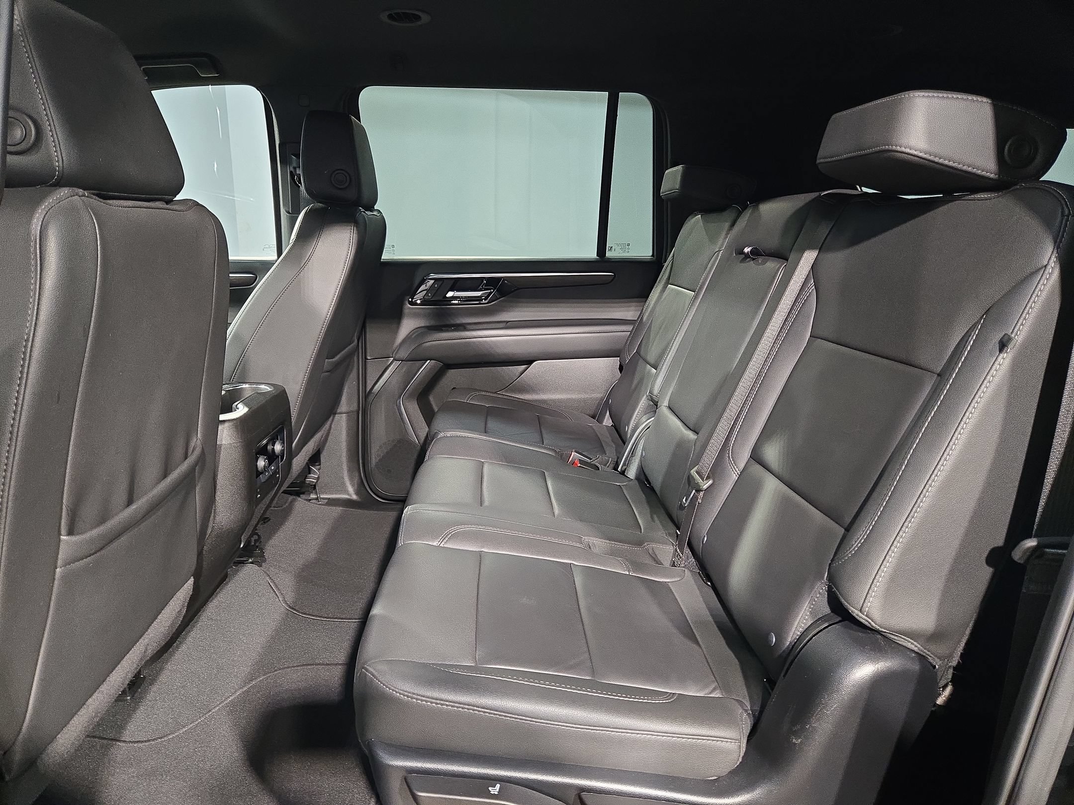 Used 2025 Chevrolet Suburban Z71 AWD/4WD image 33