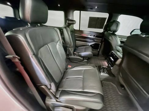 Used 2022 Jeep Wagoneer Series III w/ Premium Group I AWD/4WD image 31