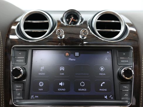 Used 2018 Bentley Bentayga AWD/4WD image 37