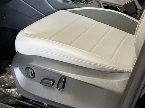 Used 2024 Volkswagen Taos SE w/ Panoramic Sunroof Package FWD image 13
