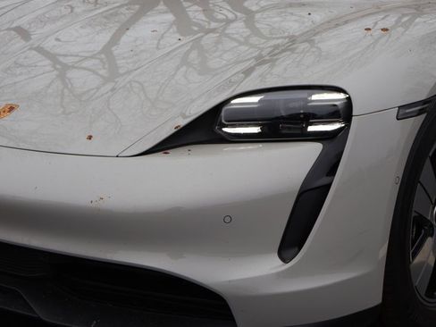 Used 2022 Porsche Taycan image 3