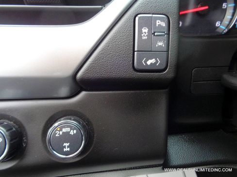 Used 2018 Chevrolet Suburban LT image 13