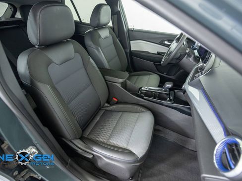 Used 2025 Chevrolet Trax LT FWD image 42