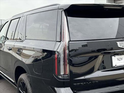 Used 2026 Cadillac Escalade ESV Sport w/ LPO, ONYX Package AWD/4WD image 13