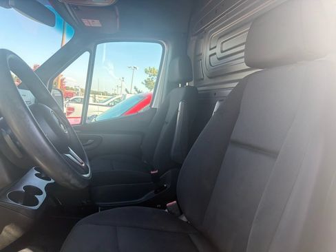 Used 2022 Mercedes-Benz Sprinter 2500 image 4
