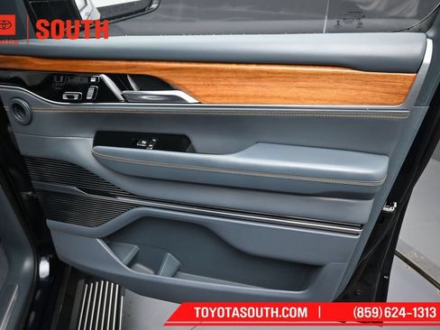 Used 2022 Jeep Grand Wagoneer Series III AWD/4WD image 40