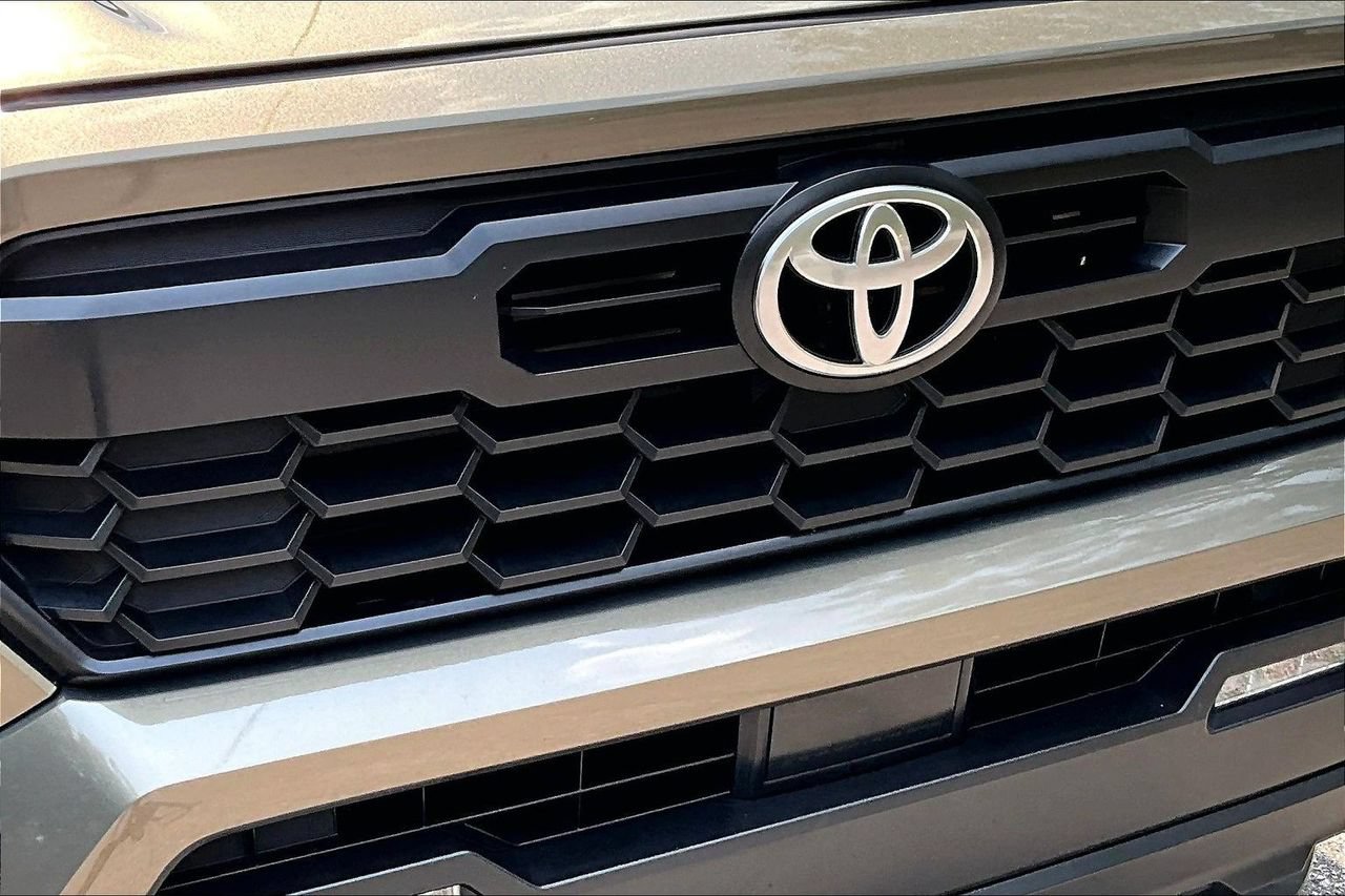 Used 2024 Toyota Tacoma TRD Sport AWD/4WD image 32