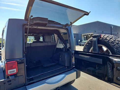 Used 2010 Jeep Wrangler Unlimited Sahara w/ Dual Top Group AWD/4WD image 18