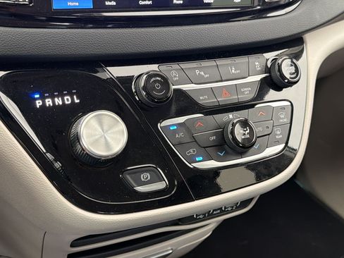 Used 2024 Chrysler Pacifica Touring-L FWD image 17