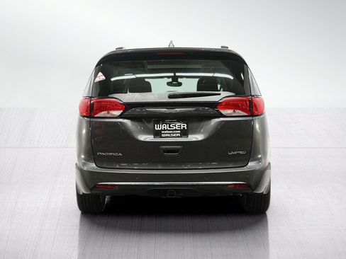 Used 2017 Chrysler Pacifica Limited w/ UConnect Theater Package FWD image 4