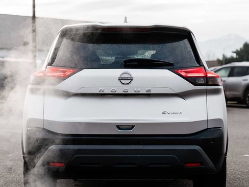 Used 2023 Nissan Rogue SV image 3