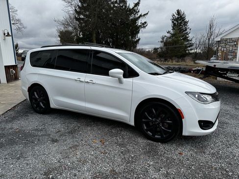 Used 2018 Chrysler Pacifica Touring Plus w/ S Appearance Package FWD image 4