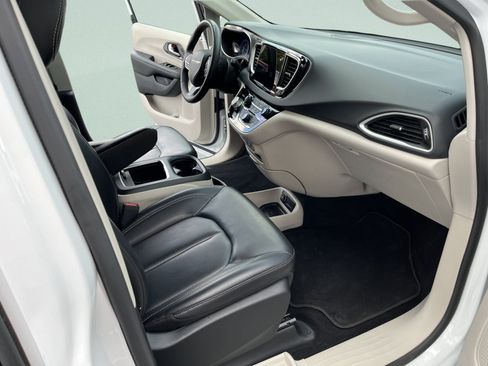Used 2023 Chrysler Pacifica Touring-L FWD image 25