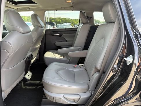 Used 2021 Toyota Highlander XLE AWD/4WD image 37